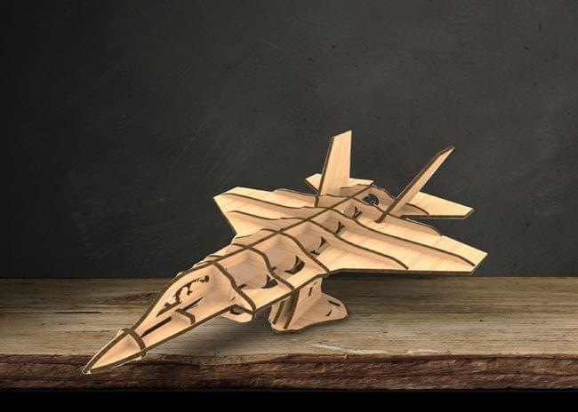 レーザーカットした木製飛行機