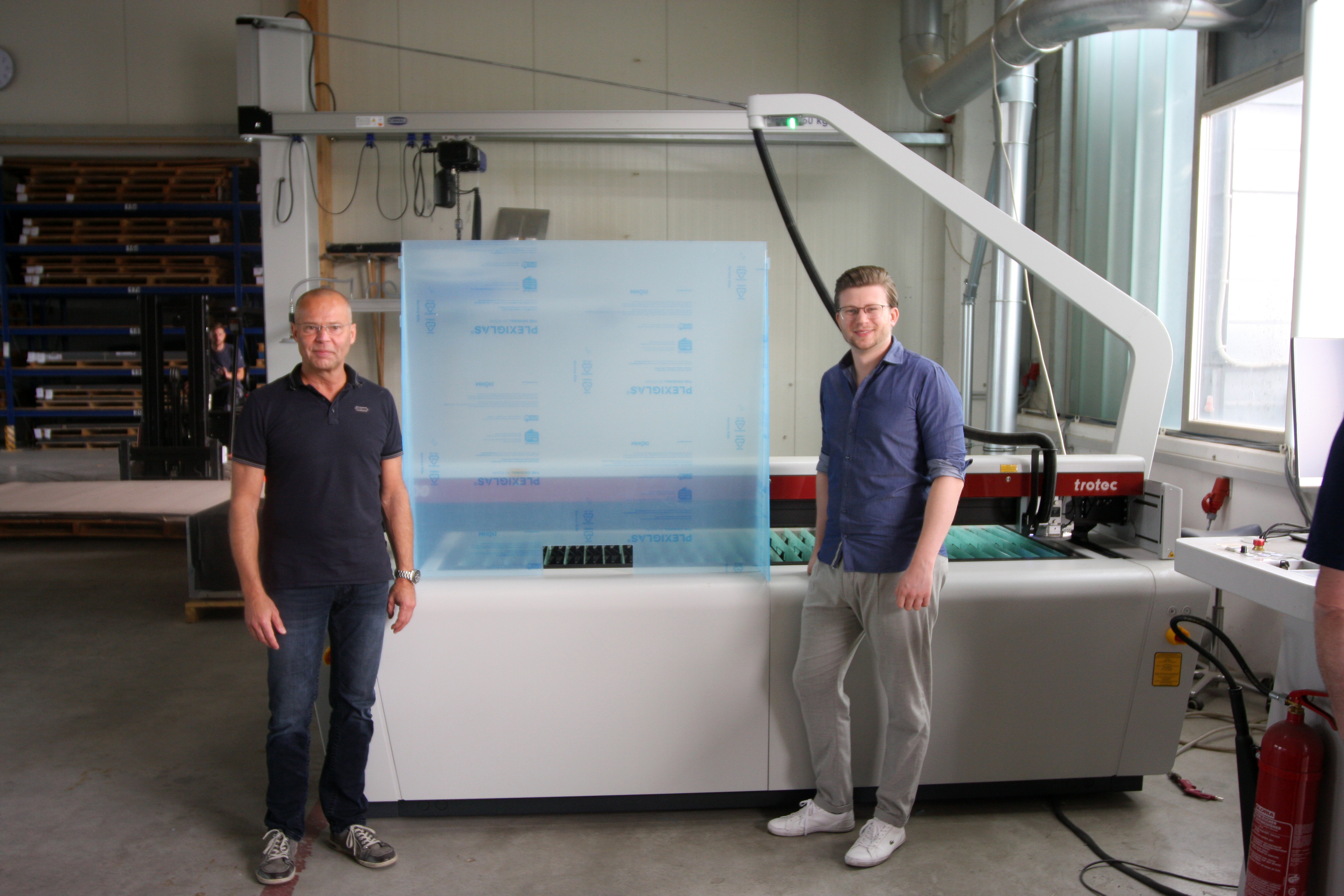 Polymehr cuts acrylic with the laser cutter SP3000 | Trotec Laser