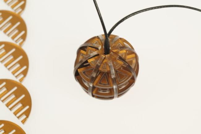 amulett aus plexiglas