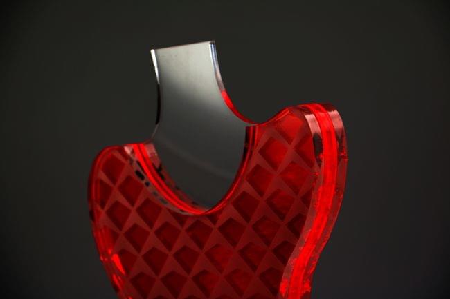 Czerwony stojak na biżuterię wykonany z akrylu