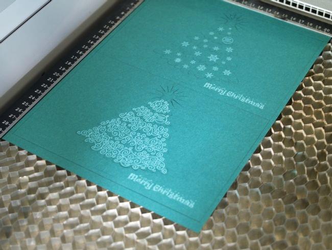 tarjeta navideña en máquina de corte láser