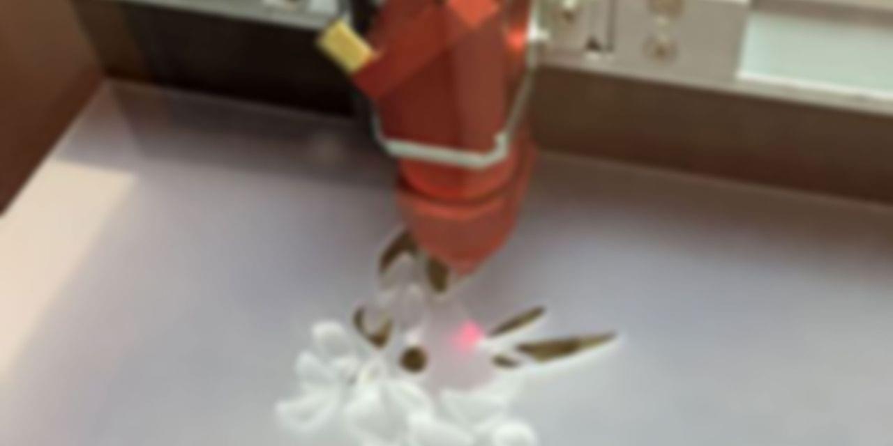 Découpe laser d’un sous-verre en plexiglas