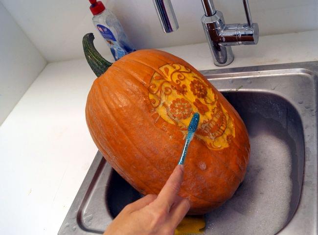 cleaning halloween pumpkin