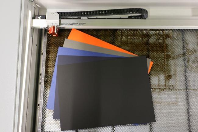 Découpe laser de différents types et couleurs de papier