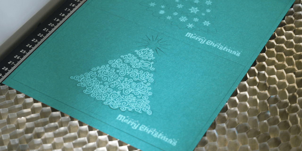 tarjeta navideña creada con láser
