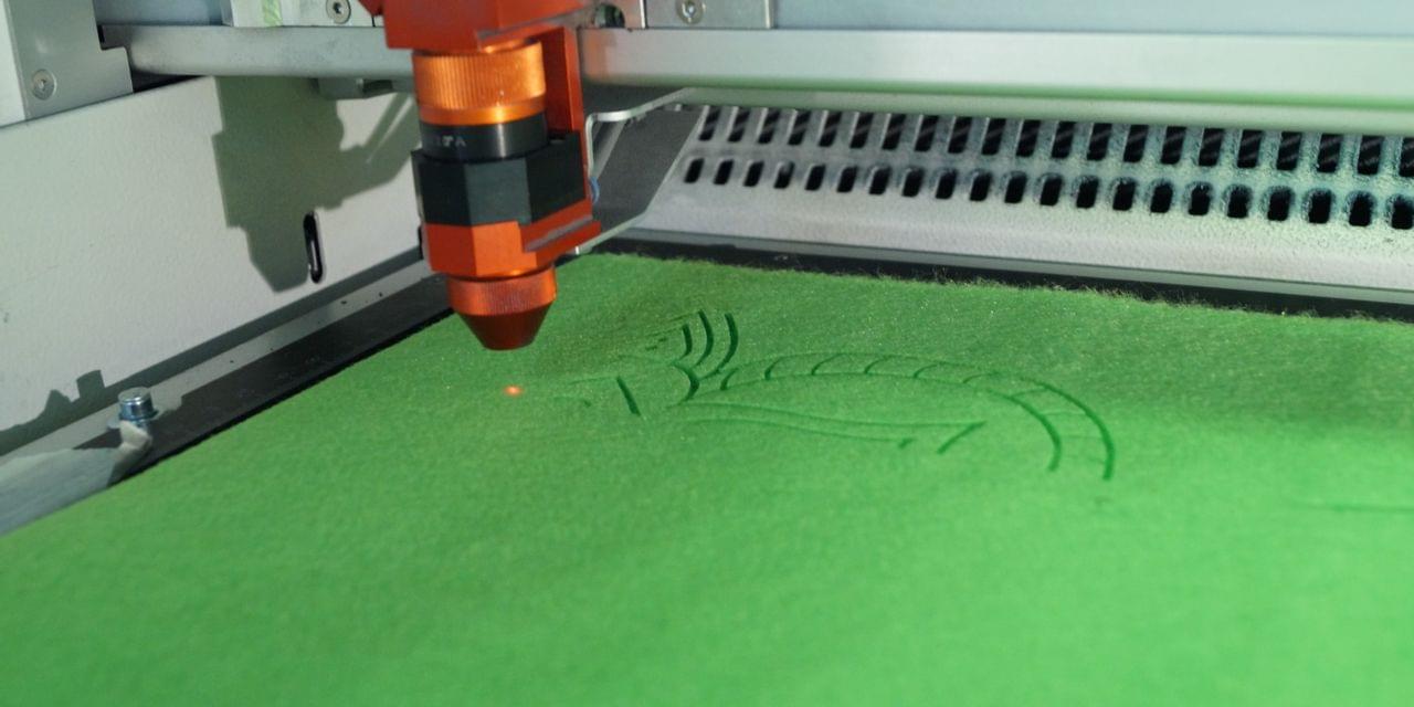 Gravure laser d’un carquois en feutrine